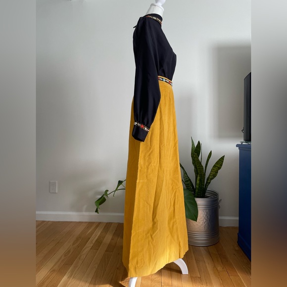 Vintage 70s Judy Bond Cottage-core Embroidered Trim Blouse & Skirt Set - Picture 8 of 10